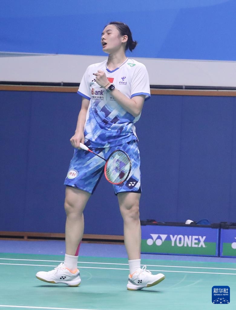 展现出了坚 展现出了坚