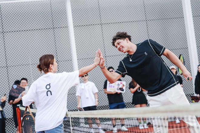 她的表现不 她的表现不